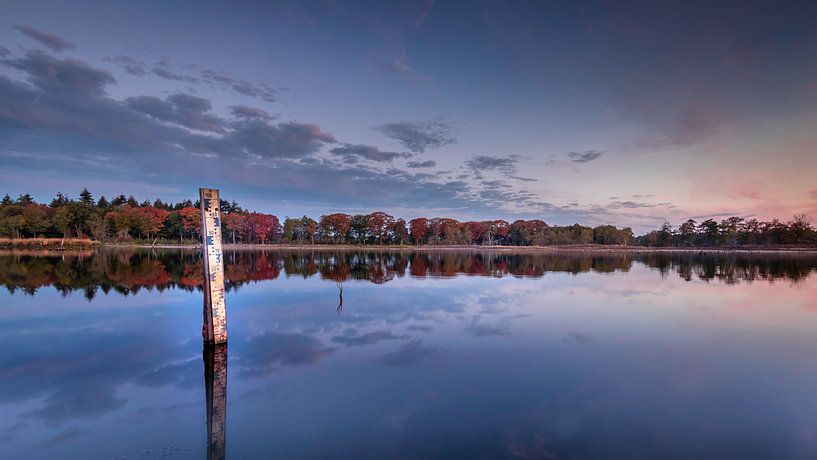 Une nouvelle journée aux couleurs d'automne se reflétant dans le lac par Michel Seelen