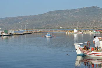 Binnenkomende roeiboot vissershaven Skala Kallonis 