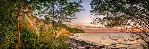 Steile kust en strand bij Boltenhagen aan de Oostzee in Noord-Duitsland