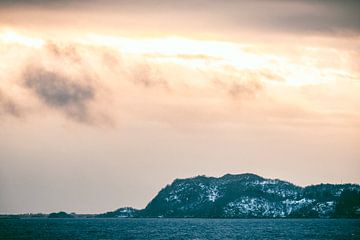 Zonsondergang op het eiland Hadseløya vanaf Langøya op de Vesteralen