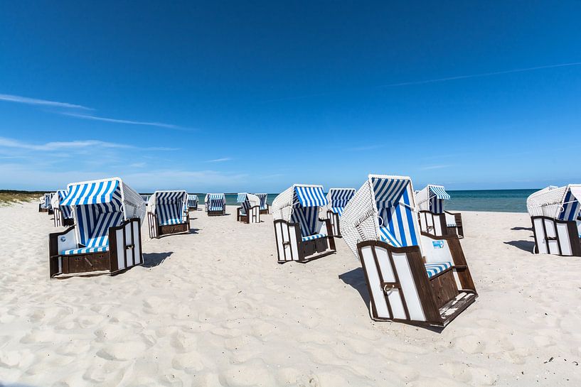 weiß-braune Strandkörbe am Strand in Prerow von GH Foto & Artdesign