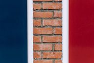 Gekleurde muren, rood wit en blauw, Nederlandse en Franse vlag, straat-fotografie van Lisanne Koopmans thumbnail