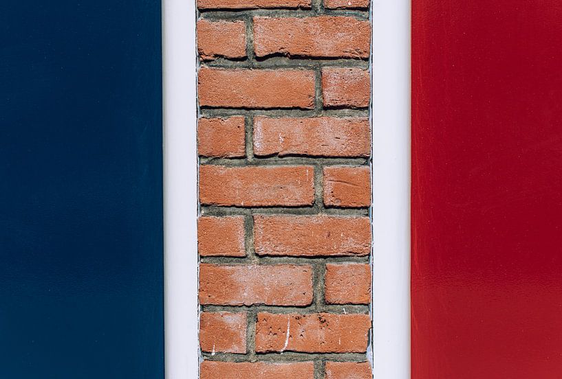 Gekleurde muren, rood wit en blauw, Nederlandse en Franse vlag, straat-fotografie van Lisanne Koopmans