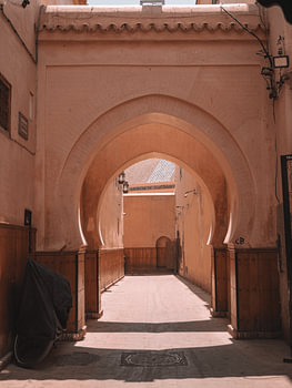 Rode straat in Marrakesh