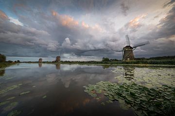 Ciel dramatique sur trois moulins à vent aux Pays-Bas