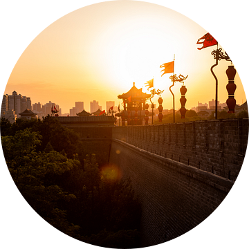 Standsmuur in Xian tijdens zonsondergang - China van Michael Bollen