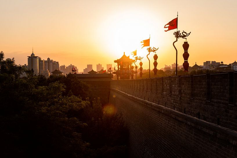 Mur debout à Xian pendant le coucher du soleil - Chine par Michael Bollen