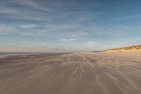 Dunes de sable sur la plage d'Ameland
