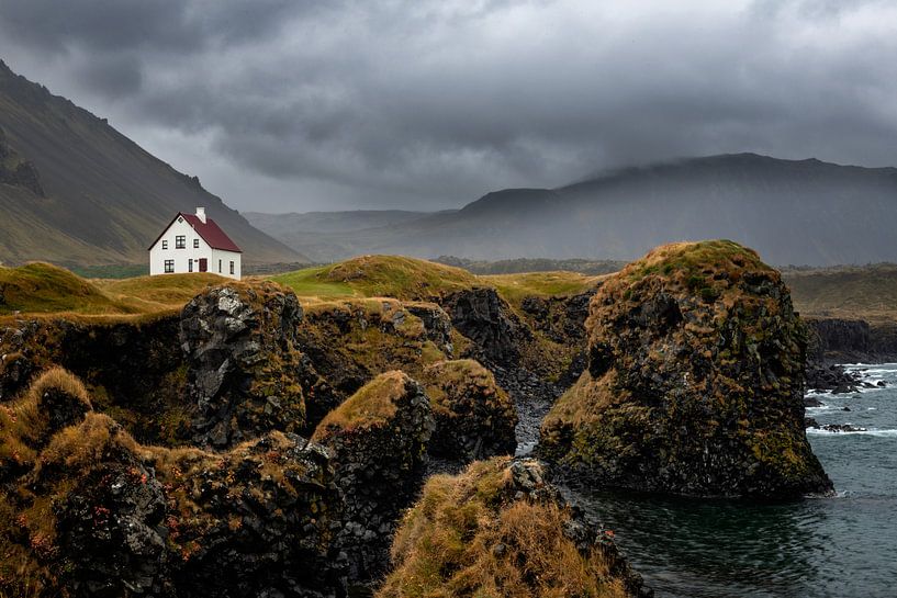 Huisje in Arnastapi (typisch ijsland) van Michael Bollen