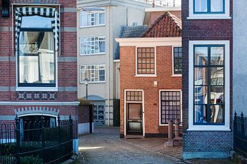 Street with several houses in Gorinchem in the Netherlands by Peter de Kievith Fotografie