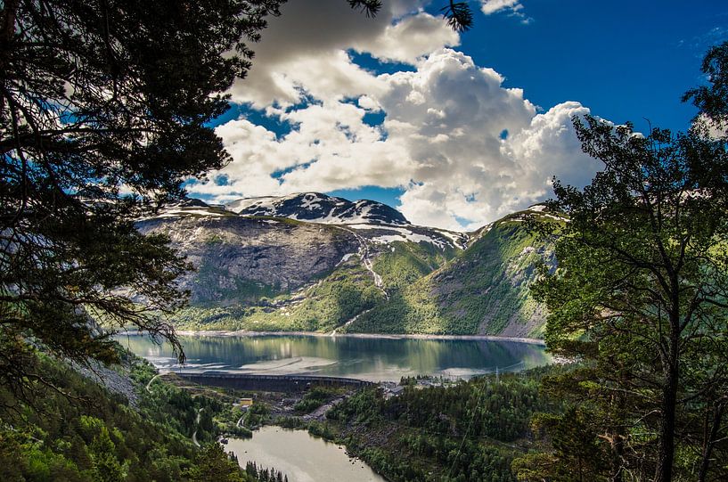 Stuwdam van Ringedalsvannet in Noorwegen van Ricardo Bouman