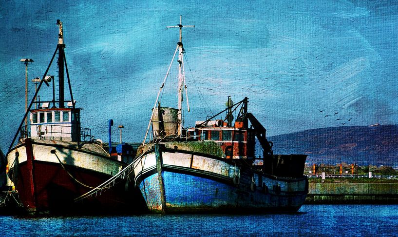 twee oude vissersboten in de haven van Velddrif van Werner Lehmann