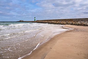 Mole an der Küste der Ostsee in Warnemünde von Rico Ködder