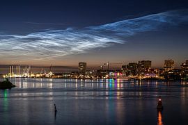 Lichtende nachtwolken boven het IJ in Amsterdam