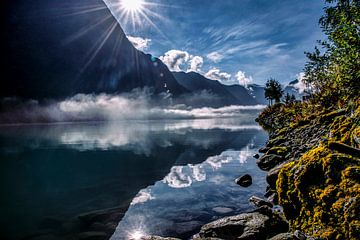 Morgennebel im norwegischen Fjord von Coby Bergsma