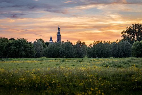 L'église Saint-Bavon d'Aardenburg au coucher du soleil
