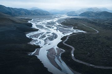 Alleen in de hooglanden – IJslands landschap met rivieren van Dylan Shu Photography