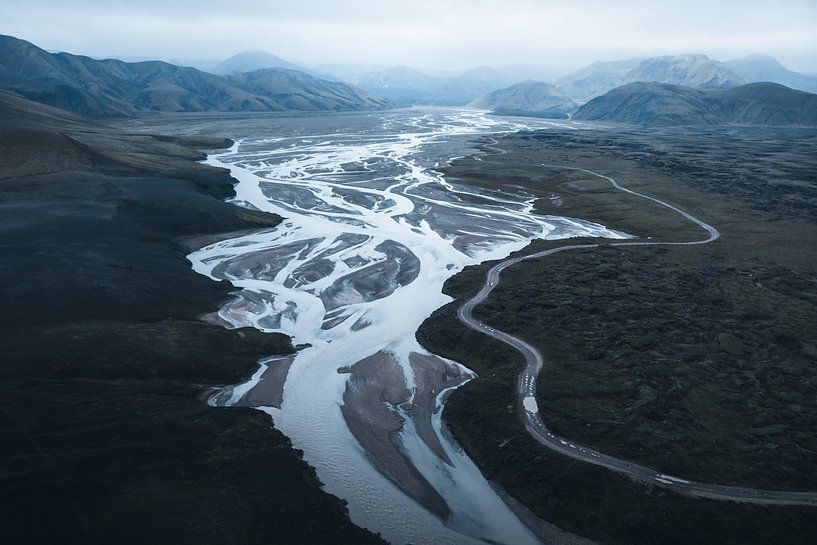 Seul dans les hauts plateaux - Paysage islandais avec rivières par Dylan Shu Photography
