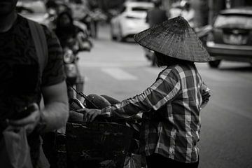 Verkoper met non la in Hanoi, Vietnam van Simone Diederich
