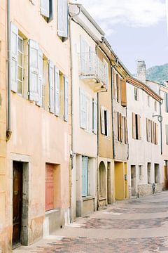 Pastel straat in Die, Frankrijk van Milou van Ham