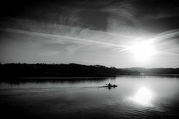 einsamer Mann paddelt auf Baldeneysee bei Sonnenuntergang in schwarz-weiss von Dieter Walther
