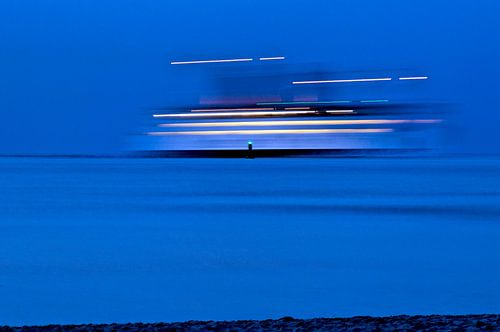 Magisch cruiseschip aan de pier in Warnemünde