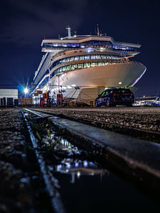 Cruiseschip in de haven van Rotterdam