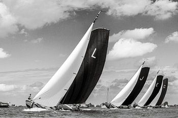 Skûtsjesilen Lemmer op kop – Zwart-Wit Fotokunst