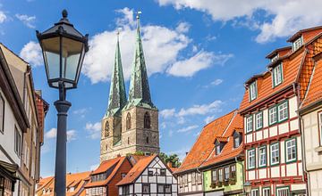Kerktorens en een lantaarn in Quedlinburg