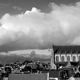 Panorama van Haarlem met grote kerk - zwart wit van Arjen Schippers