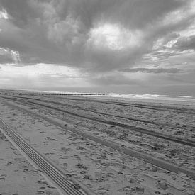 Strand von Zeeland in schwarz-weiß. von Jose Lok