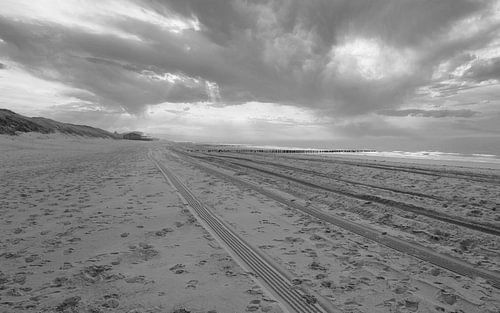 Strand van Zeeland in zwart wit. van Jose Lok