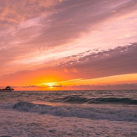 Zonsondergang in Naples Florida van Peter Gude