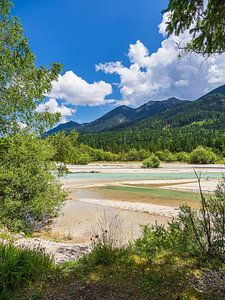 Landschap aan de rivier de Isar bij Krün in Beieren van Rico Ködder