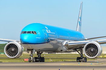 KLM Boeing 777-300 taxiet naar de Polderbaan.