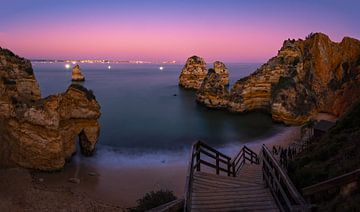 Praia do Camilo na zonsondergang van Raphotography