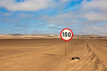 Tempo 100 in der Wüste in Namibia