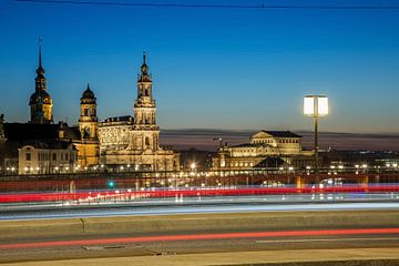 De oude binnenstad van Dresden bij het blauwe uur van Sergej Nickel