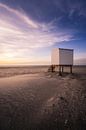 Strandhuis bij zonsondergang van Thom Brouwer thumbnail