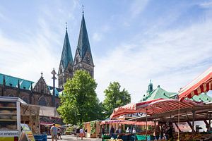 Bremer Dom mit Wochenmarkt auf dem Domshof, Bremen