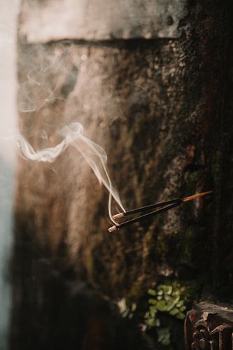 Wierook in zonlicht in een straat in Nepal