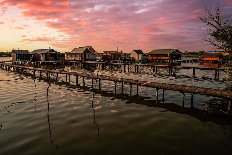 Maisons en bois dans le lac, coucher de soleil romantique par Fotos by Jan Wehnert