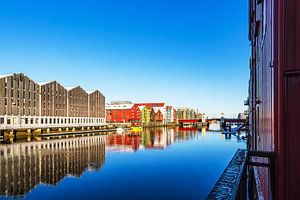 Blick auf bunte Häuser am Fluss Nidelva in der Stadt Trondheim 