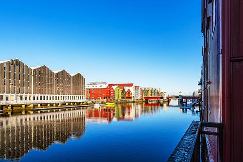 Uitzicht op kleurrijke huizen bij de rivier Nidelva in de stad Trondheim