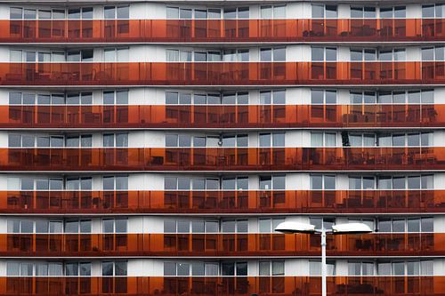 Lantaarnpaal en rode flat in Almere Centrum