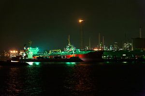 Ginga Bobcat Chemikalientankschiff bei Nacht im Hafen von Rotterdam 1 von Anouschka Hendriks