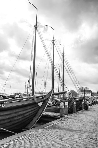 Volendam harbour in black and white by Consala van  der Griend