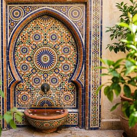 Orientalischer Brunnen mit farbenfrohem Mosaik von But First Framing