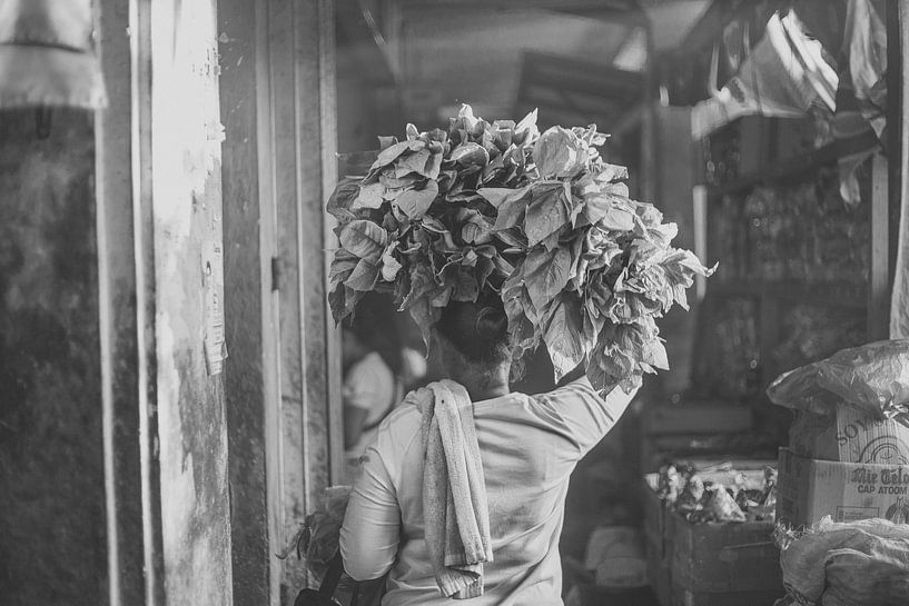 Indonesische Frau auf einem Markt von Pieter Wolthoorn