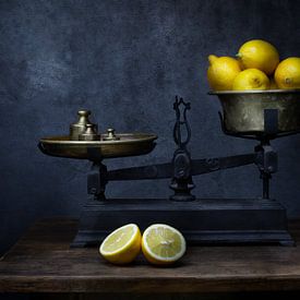 Modernes Stillleben einer alten Waage mit Zitronen von Silvia Thiel
